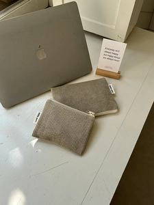 Detail der Mini-Cordtasche mit Reißverschluss und Webetikett für Münzen oder Kopfhörer