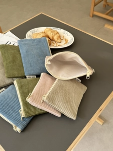 Makro-Detail von Cord-Kosmetiktaschen in Morandi-Farben mit Little Moon Etiketten