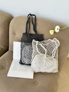 Detailansicht der gewebten Netztaschen in Schwarz und Creme mit Innentaschen