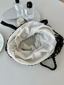 Handgefertigte schwarze Häkeltasche mit beigem Baumwollfutter und minimalistischem Design