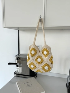 Dettaglio della borsa tote all'uncinetto fatta a mano con motivo girasole in cotone