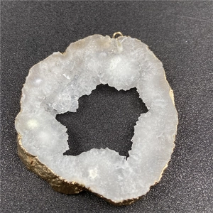 Pendentif géode en cristal blanc naturel avec bordure dorée et structure en anneau