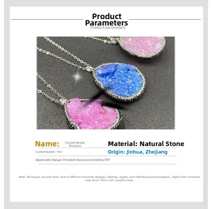 Vue macro de pendentifs géodes de cristal avec bordures strass en rose et bleu