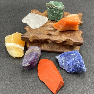 Set de 7 cristaux de chakra naturels bruts sur un support d'exposition en bois