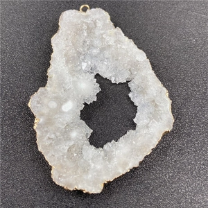 Pendentif géode de cristal blanc avec bordure dorée et texture de cristal naturel sur gris