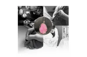 Vue détaillée du pendentif en cristal druzy rose avec dorure et étapes artisanales