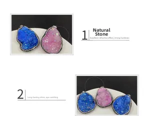 Détail de pendentifs druzy en cristal en forme de goutte en rose et bleu avec strass