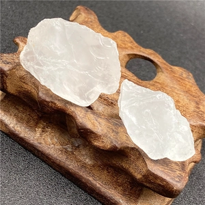 Vue macro de deux cristaux blancs naturels sur un socle en bois sculpté