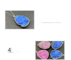 Détail de pendentifs en cristal druzy avec bordure en strass en bleu et rose vif