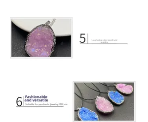 Gros plan de pendentifs druzy roses et bleus avec des bordures serties de strass
