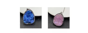 Détail des pendentifs géode en cristal naturel bleu et violet avec bordure en strass