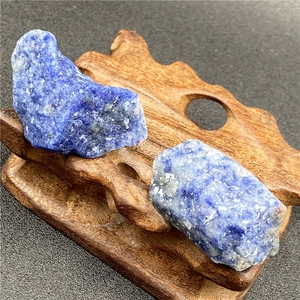 Vue macro de pierres brutes de sodalite bleue sur un support en bois naturel