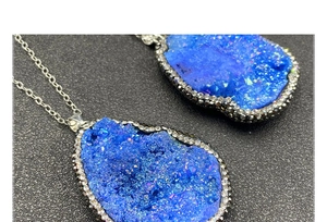 Macro de pendentifs en cristal bleu foncé avec bordure en strass argentés et chaîne