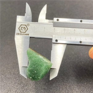 Spécimen de cristal de chakra vert naturel mesuré avec un pied à coulisse numérique