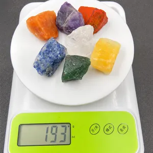 Macro de sept pierres de chakra naturelles colorées de 193g sur une balance