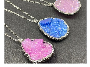 Détails de pendentifs en druzy rose et bleu avec bordure en cristal et chaîne argent
