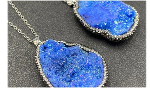 Détail macro du pendentif géode de cristal bleu avec sertissage de strass scintillants