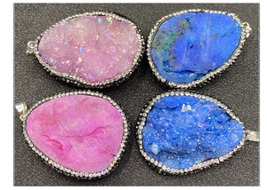 Détail macro de pendentifs en quartz naturel de quatre couleurs avec bordure strass