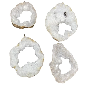 Lot de quatre pendentifs géodes blancs naturels avec bords dorés élégants pour bijoux DIY