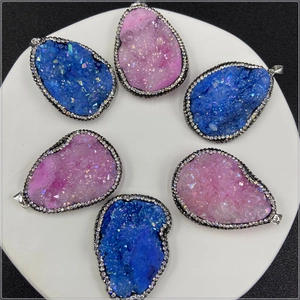 Pendentifs en cristal druzy en forme de goutte avec contour en strass rose et bleu