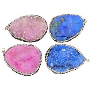 Pendentifs géodes en cristal naturel rose et bleu avec bordure argentée et strass