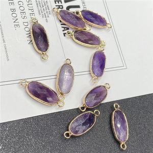 Détail macro de connecteurs ovales en cristal violet avec bord doré pour bijoux DIY