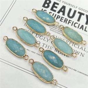 Détail de sept pendentifs en cristal bleu clair facetté avec connecteurs doubles plaqués or