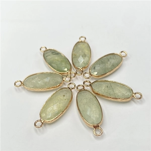 Détail de sept pendentifs en cristal naturel vert facetté avec bords dorés pour bijoux DIY