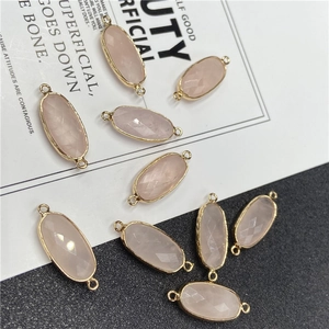 Détail de connecteurs en cristal rose facetté avec bordure dorée pour bijoux faits main
