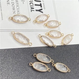 Vue détaillée des connecteurs en cristal facetté avec anneaux dorés pour bijoux DIY