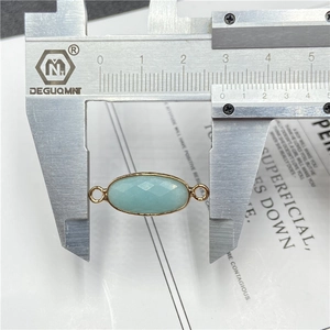 Vue macro du pendentif en cristal bleu clair doré mesuré à l'aide d'un pied à coulisse