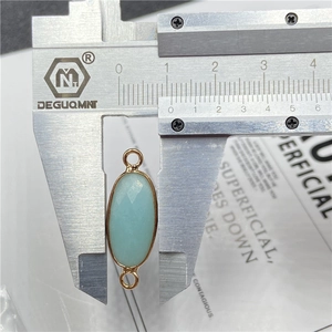 Pendentif en cristal bleu clair avec bordure dorée mesuré avec un pied à coulisse