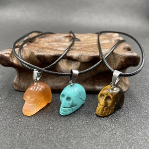 Trois pendentifs crâne en œil de tigre et agate avec cordons noirs pour colliers d'Halloween