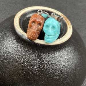 Détails de pendentifs tête de mort en pierre dorée brune et turquoise pour collier