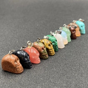 Détails de pendentifs crânes colorés en cristal et pierres naturelles assorties