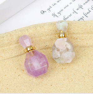 Nahaufnahme achteckiger Amethyst-Parfümflaschen-Anhänger mit goldenen Kappen