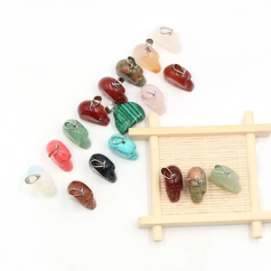 Pendentifs têtes de mort en pierres naturelles variées comme turquoise et obsidienne