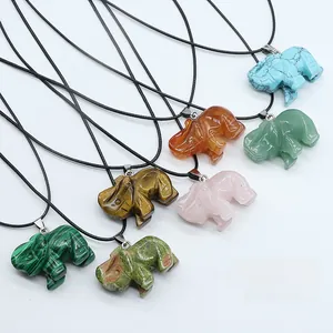 Détails des pendentifs éléphants sculptés en diverses pierres naturelles colorées
