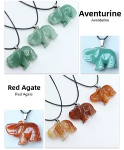 Détails macro des pendentifs éléphant en aventurine verte et agate rouge avec cordon