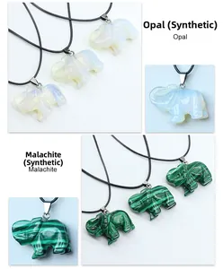 Détails macro des pendentifs éléphant en opale synthétique et malachite avec cordon