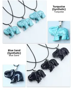 Détail des pendentifs éléphant en turquoise bleue et pierre de sable bleue sur cordon
