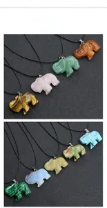 Détails macro des pendentifs éléphant en pierres naturelles taillées à la main