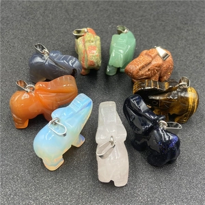Pendentifs éléphants en pierres naturelles comme l'œil de tigre et l'aventurine