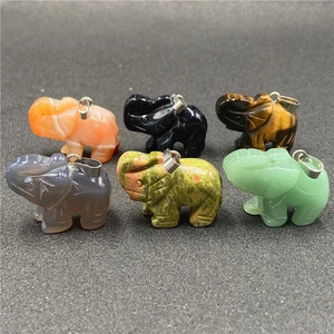 Détails macro de divers pendentifs éléphants en pierres précieuses avec fermoirs argentés