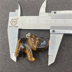 Mesure détaillée du pendentif éléphant en œil de tigre avec un pied à coulisse précis
