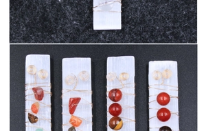 Detail der kupferumwickelten Selenitstange mit sieben Chakra-Heilsteinen in Handarbeit