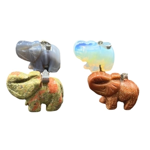 Plusieurs pendentifs éléphants en pierres précieuses sculptées, aventurine et oeil de tigre