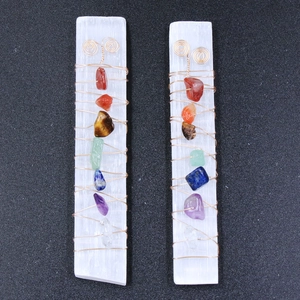 Set aus zwei Selenit-Stäben mit sieben handgewickelten Chakra-Kristallen in Golddraht