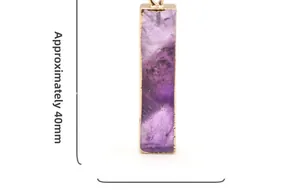 Detail eines rechteckigen Amethyst-Anhängers mit Goldrand und 40mm Größenangabe