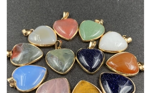 Pendenti in pietre semipreziose a forma di cuore con bordi dorati per creazione gioielli